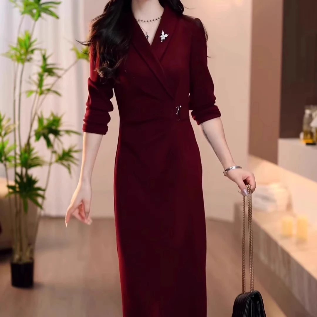 时尚气质酒红色精致小V领修身显瘦连衣裙2025秋季新款洋气连衣裙