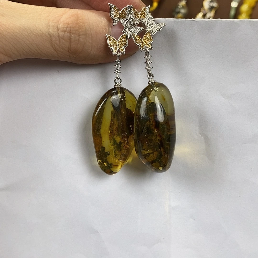 琥珀未镶嵌颈饰多人