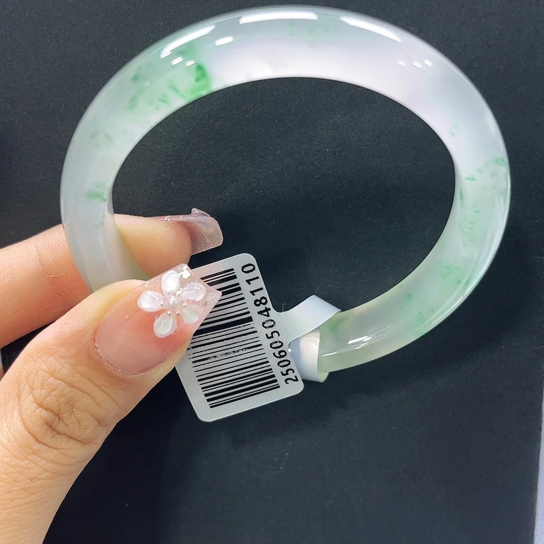 夏***天石英质玉手镯未镶嵌