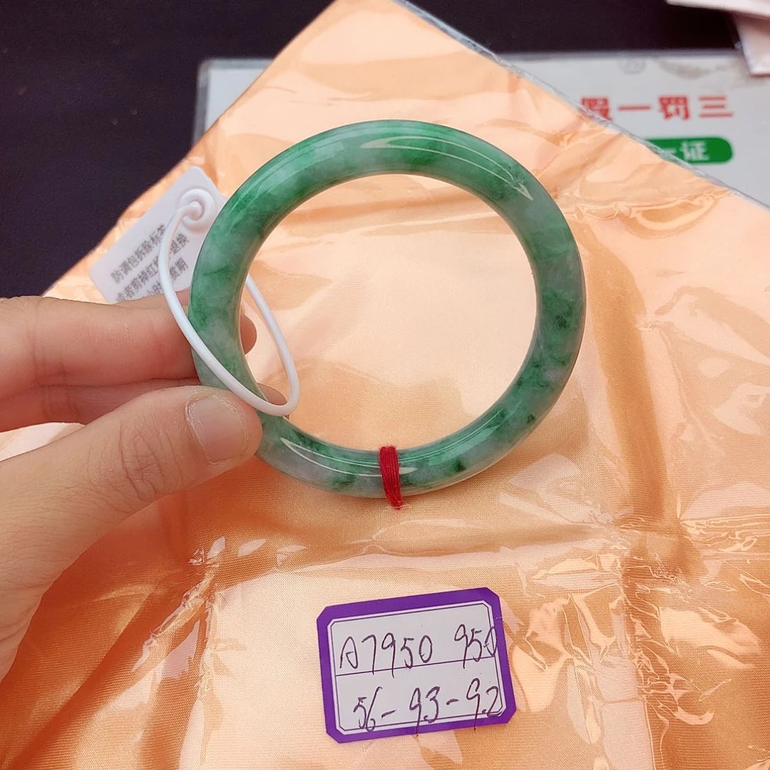 翡翠手镯未镶嵌翡翠