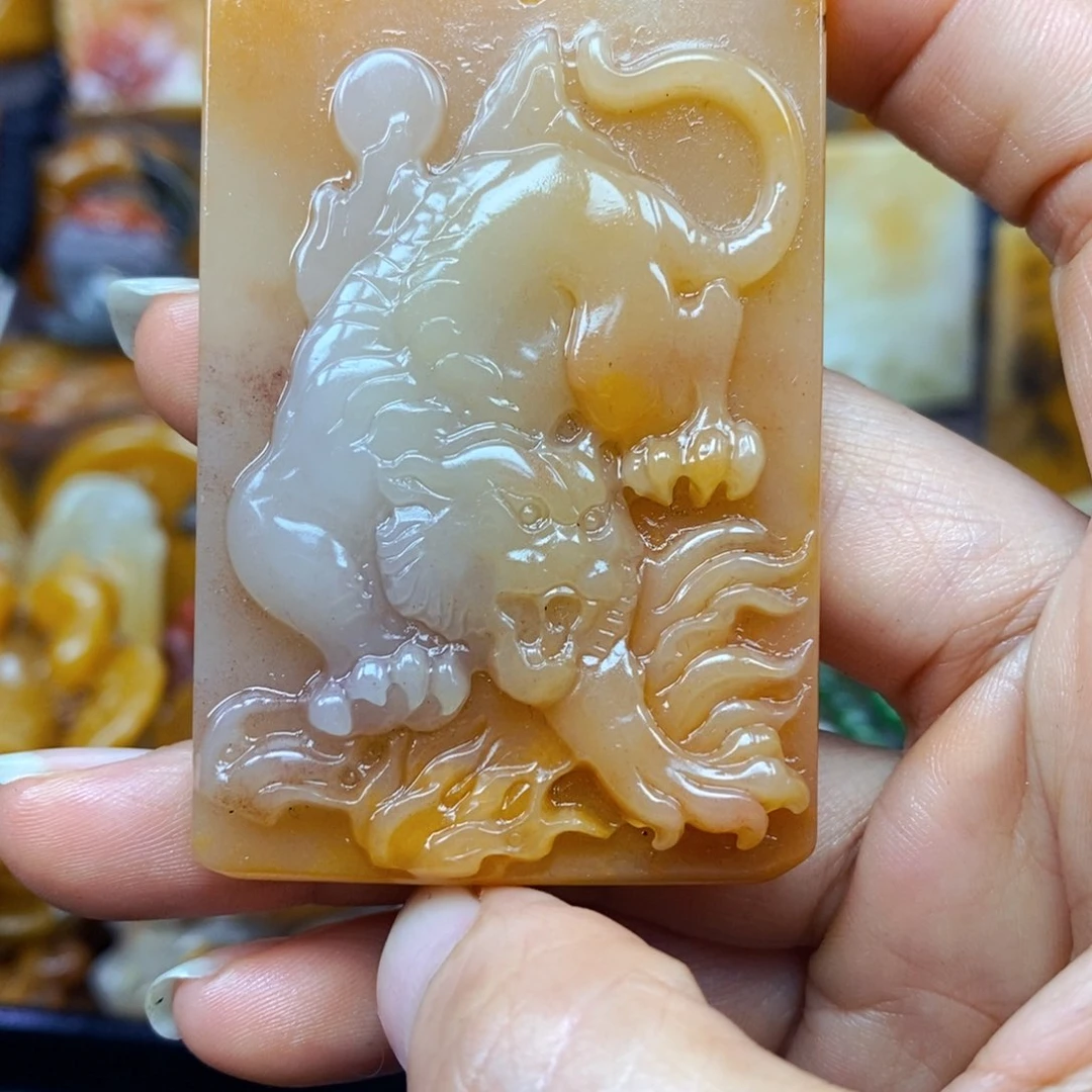 未镶嵌石英质玉（黄龙玉）颈饰
