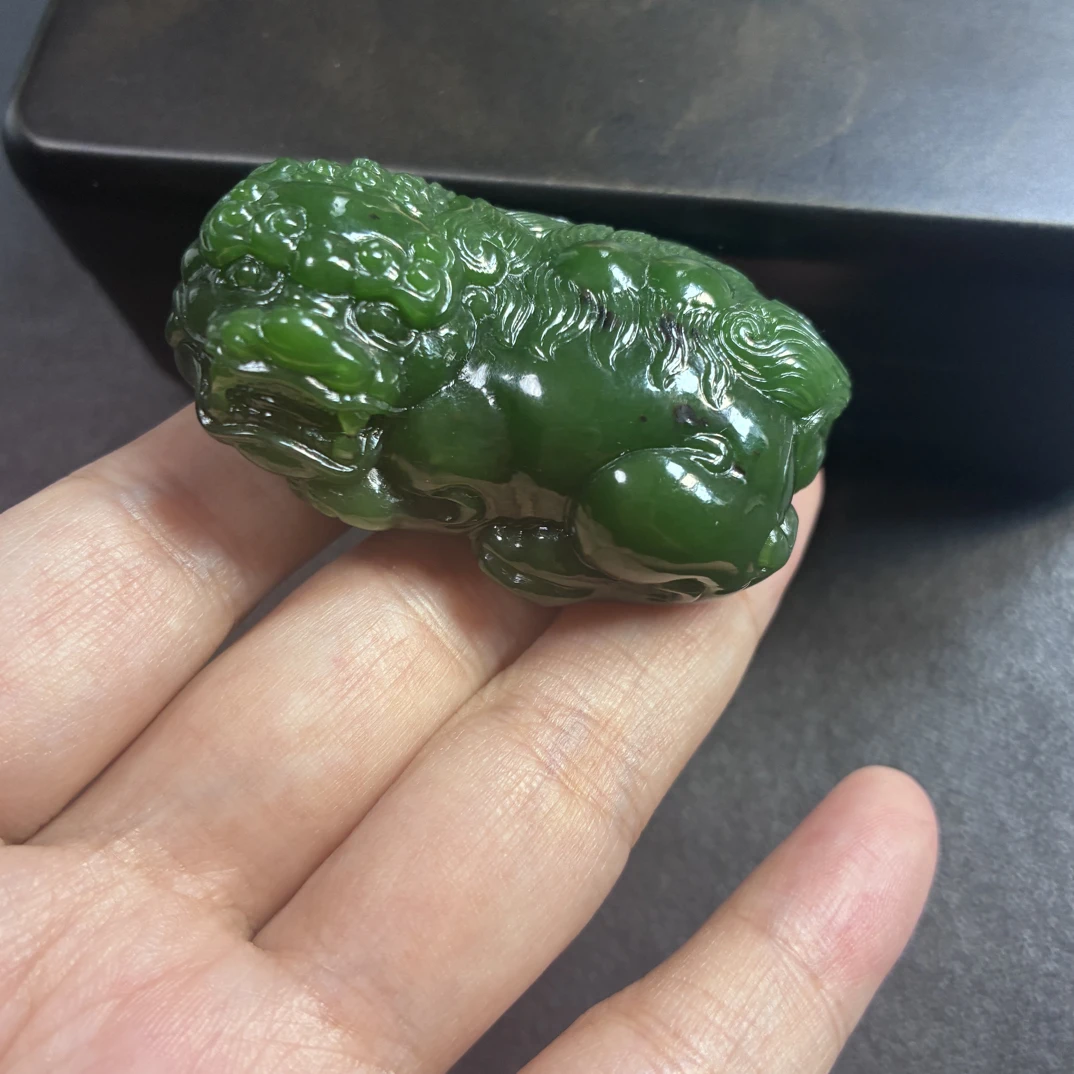 和田玉碧玉带红皮狮子吊坠