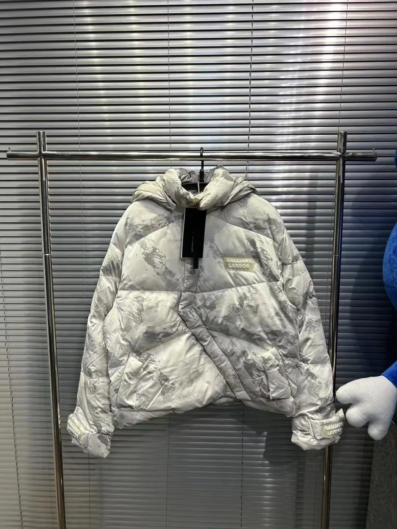 全新未使用 GALLIANO LANDOR 雪山迷彩胸前贴牌白色羽绒服/全新