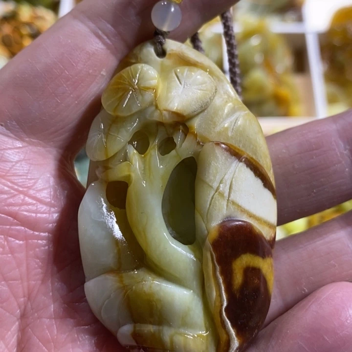 蛇纹石玉颈饰未镶嵌