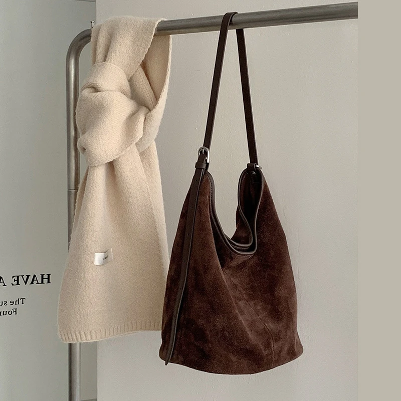 头层磨砂牛皮水桶包2025新款极简风小众复古反绒真皮单肩斜挎包女