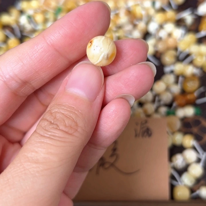 蜜蜡未镶嵌裸石10.6mm一个