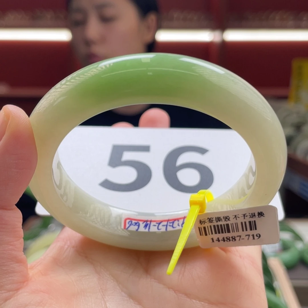 未镶嵌手镯和田玉  白底带翠，大漏！