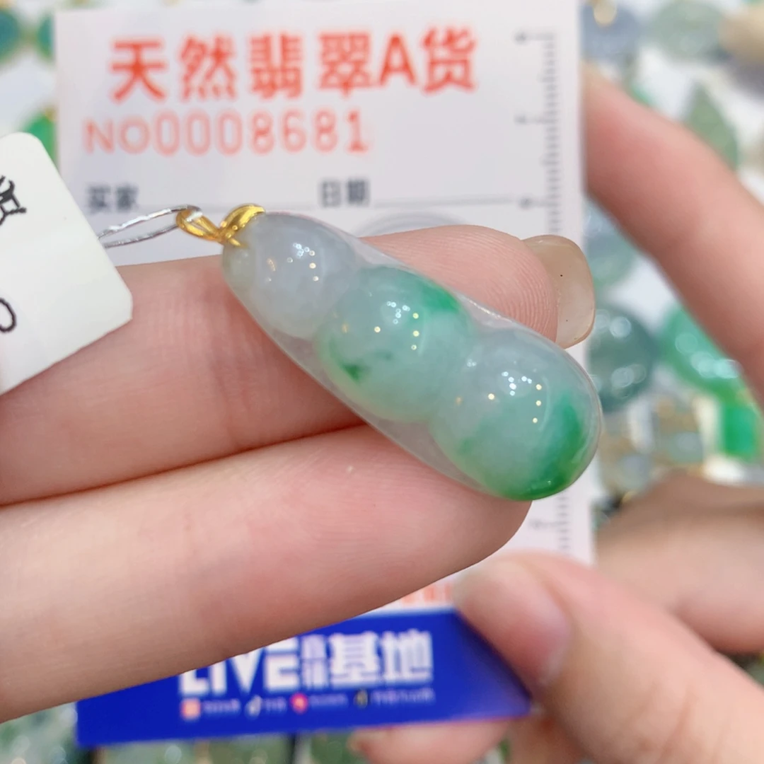 颈饰18K金镶嵌翡翠豆子