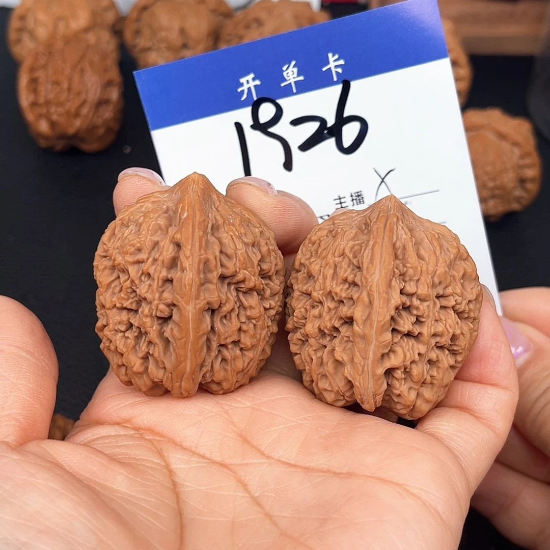 文玩核桃吊坠大蒜头35尺。 1926