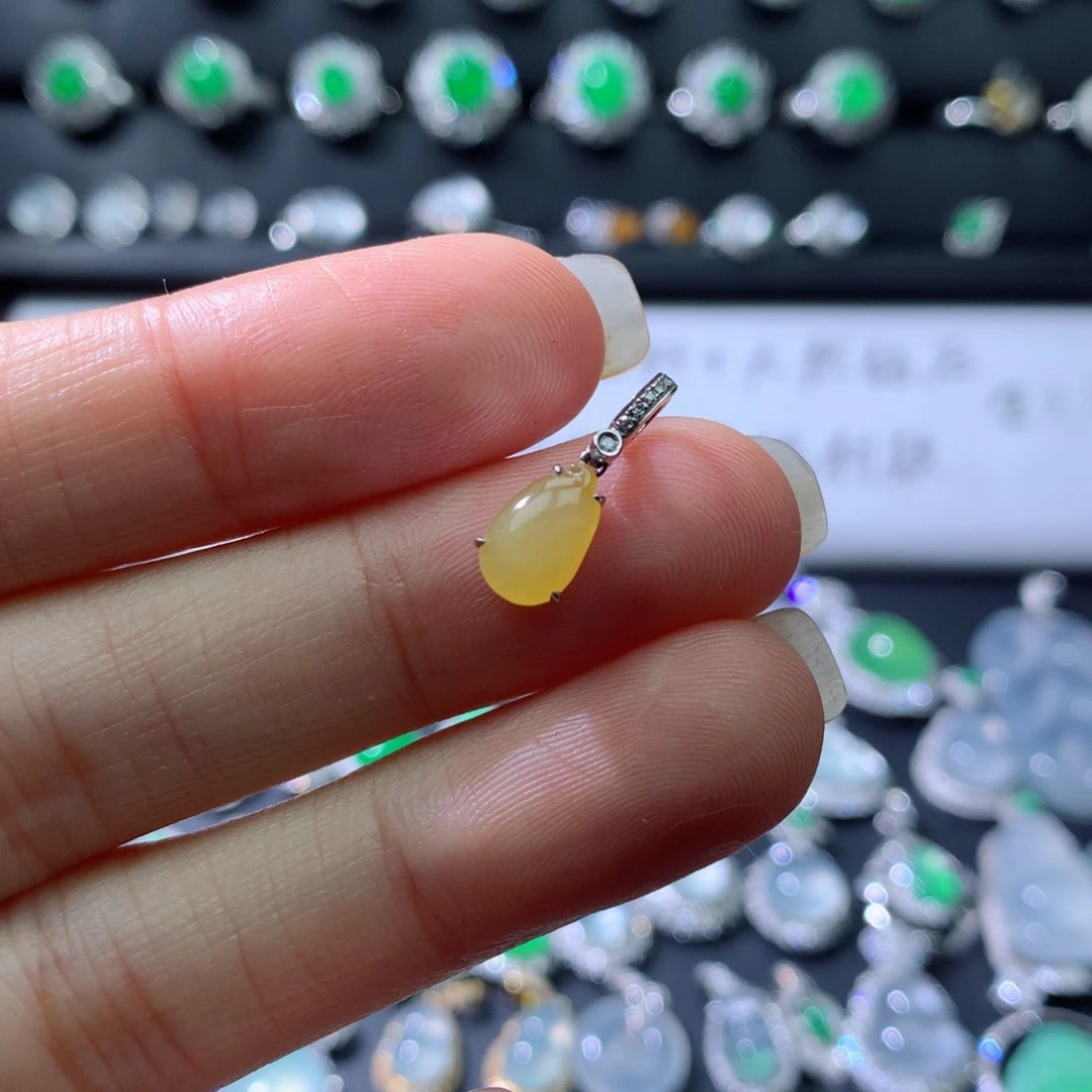 颈饰18K金镶嵌翡翠伴钻