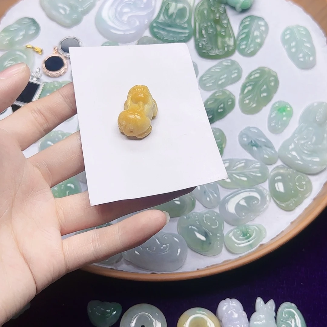 翡翠未镶嵌吊坠(赠链)