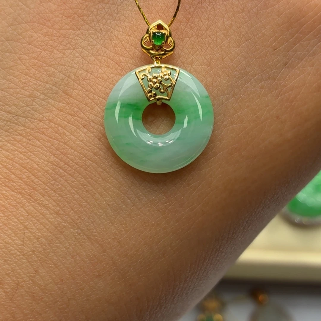 翡翠18K金镶嵌颈饰