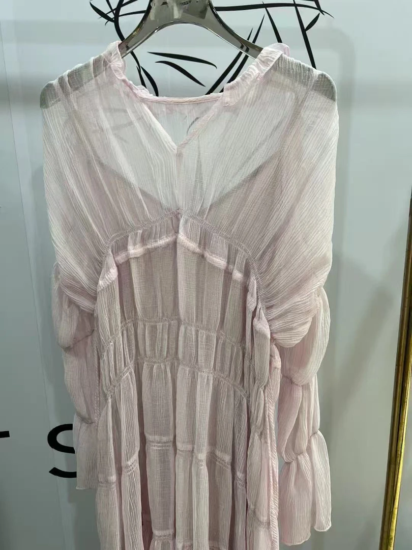 淡粉色丝绸过膝垂感连衣裙甜美风泡泡袖木耳边设计