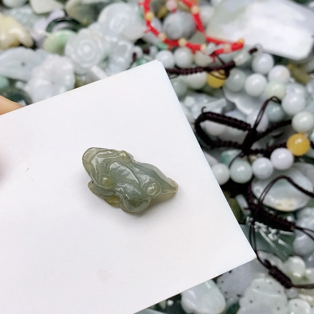 翡翠未镶嵌颈饰貔貅