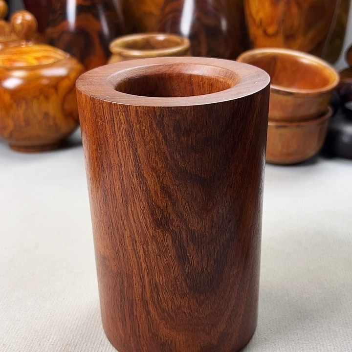 咱***酸缅甸花梨木笔筒一个