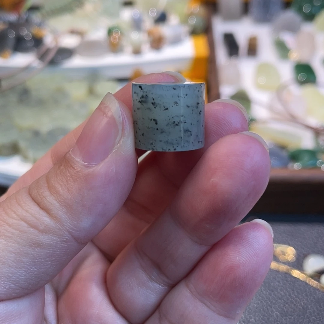 八***月和田玉未镶嵌颈饰