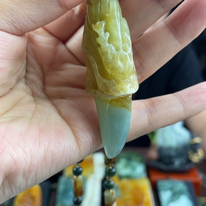 蛇纹石玉未镶嵌颈饰