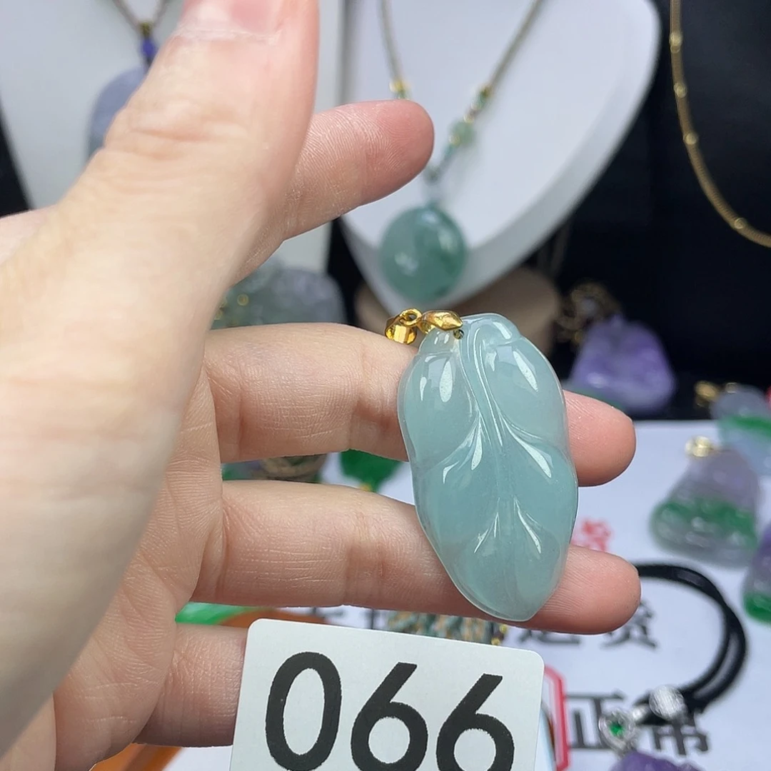 翡翠未镶嵌吊坠(赠链)