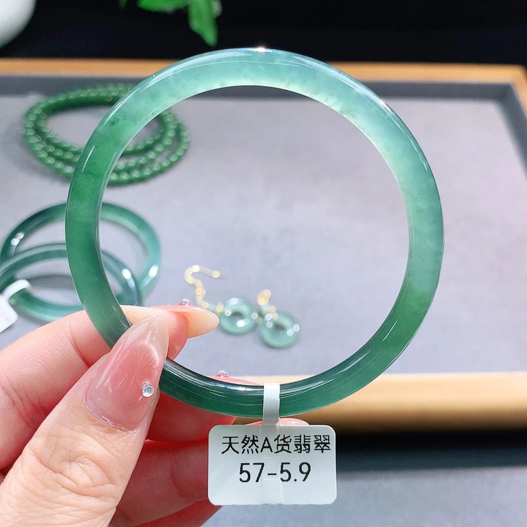 未镶嵌手镯（圆镯）翡翠