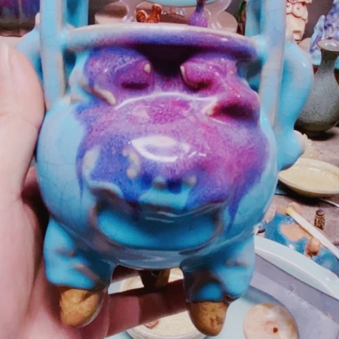 摆件瓷器和可口可乐也在这里进行