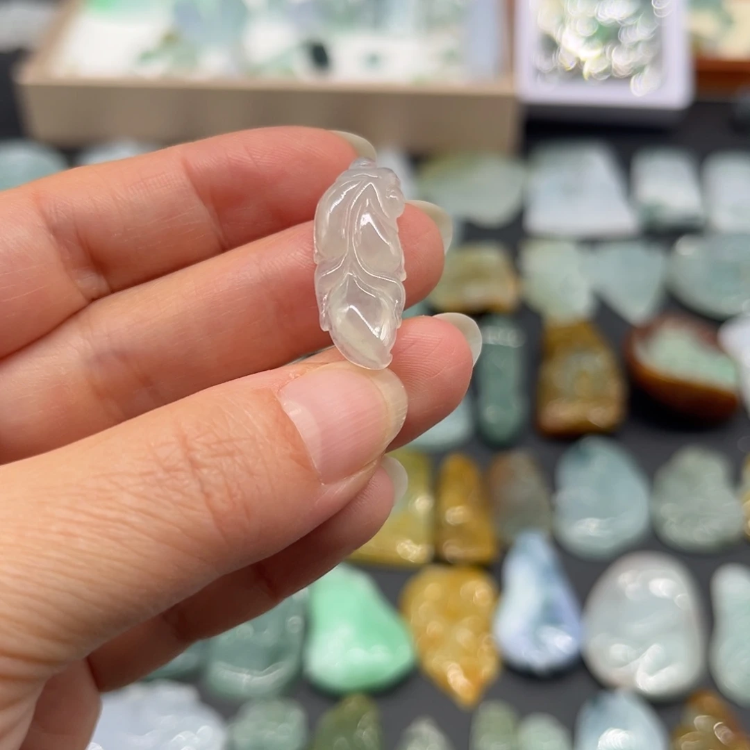 翡翠未镶嵌颈饰金鱼