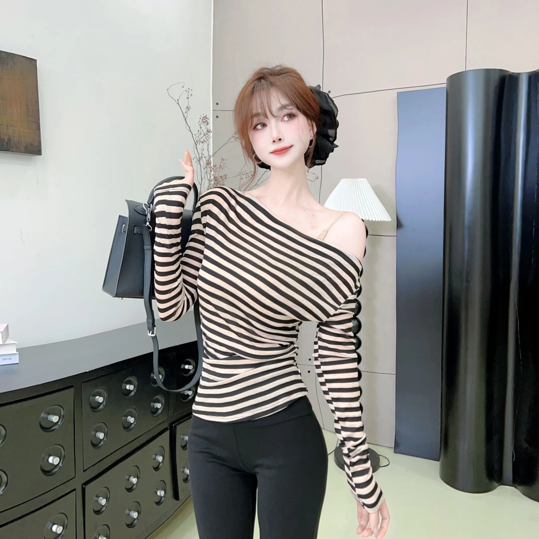 《春日织语》气质复古一字肩长袖条纹慵懒风宽松显瘦上衣（8603）