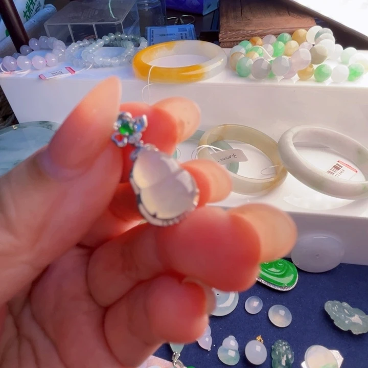 翡翠18K金镶嵌颈饰天然翡翠