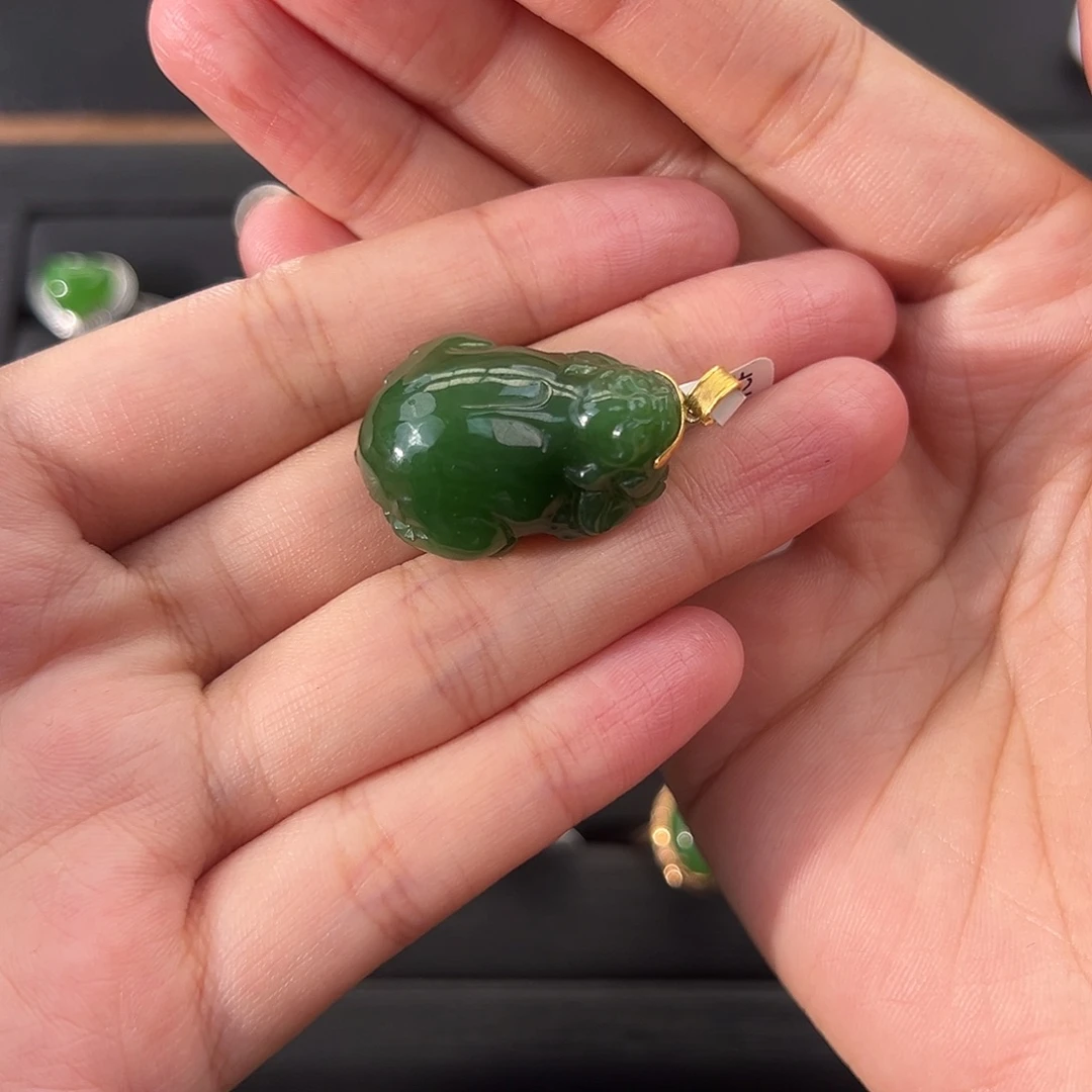 腆***娱和田玉（碧玉）18K金镶嵌颈饰