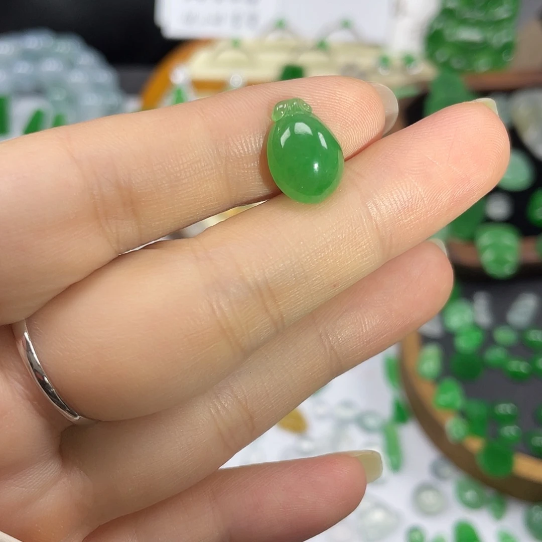 翡翠未镶嵌颈饰林亦珠宝绿桃