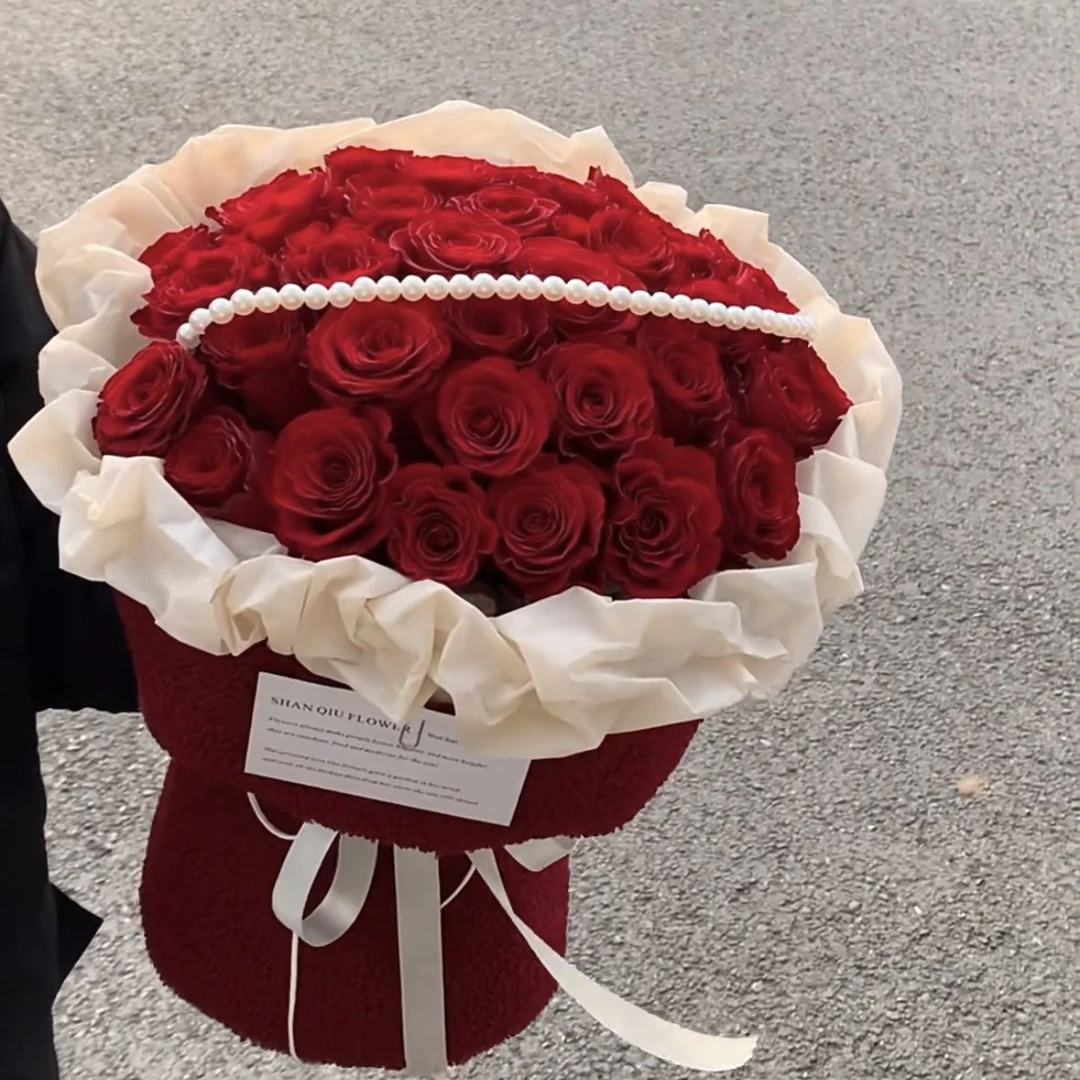 小香风红色的玫瑰花束