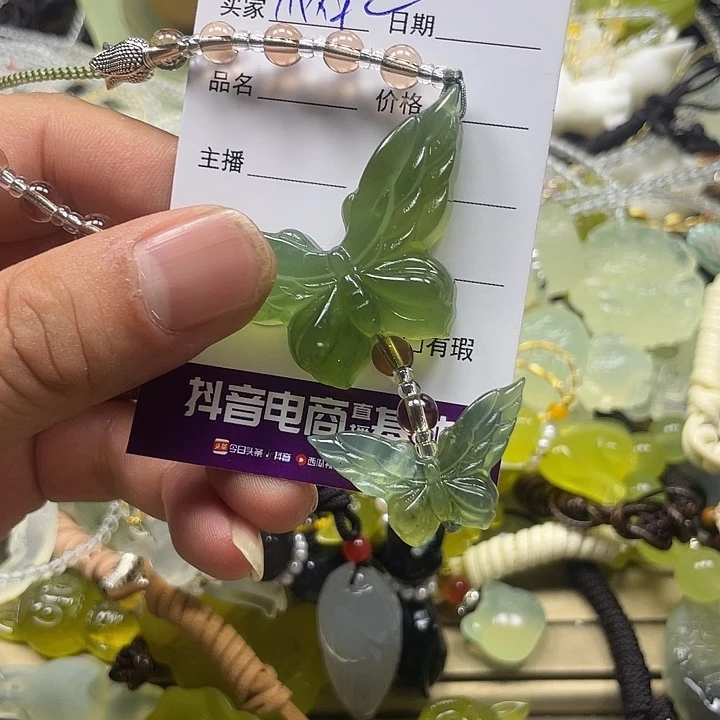 秋***）蛇纹石玉未镶嵌颈饰