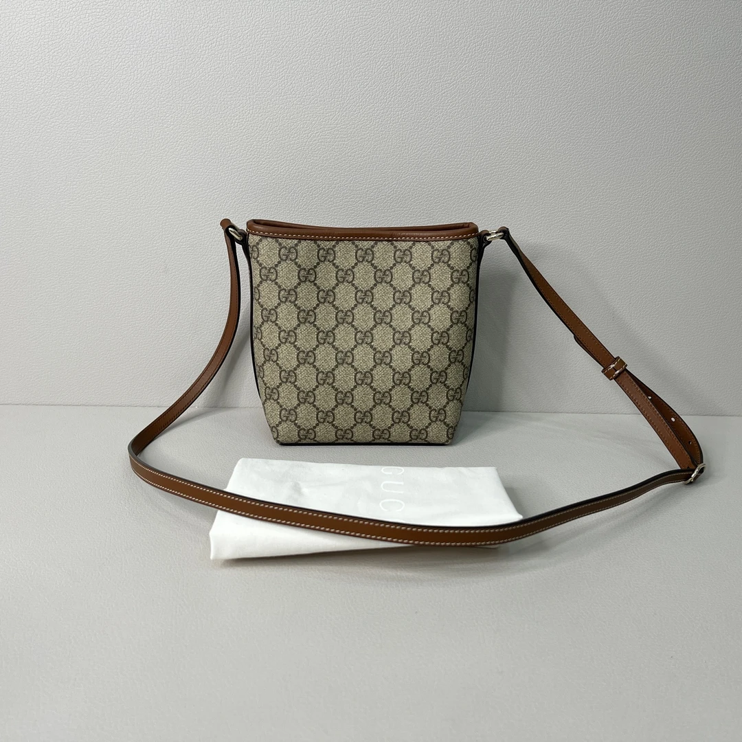 95新 GUCCI/古驰  古驰/Gucci GGEmblem系列纤薄水桶包5903