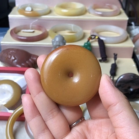 石英质玉未镶嵌颈饰