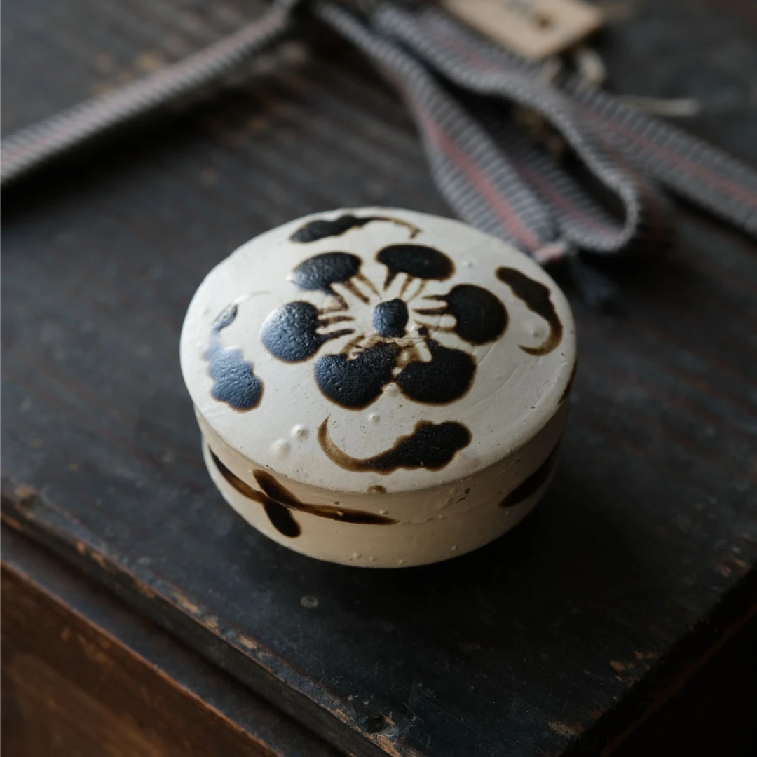 17.白地褐彩粉盒(蓝队)【古董拍卖】