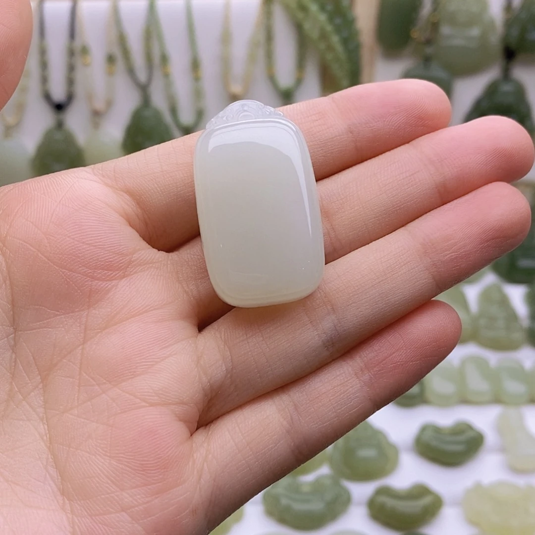 和田玉未镶嵌颈饰一***狗