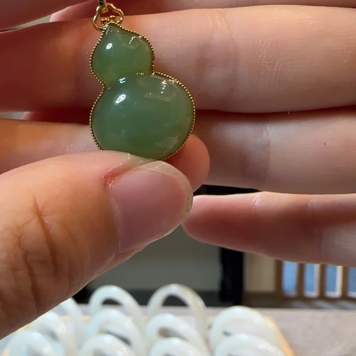 和田玉18K金镶嵌挂件