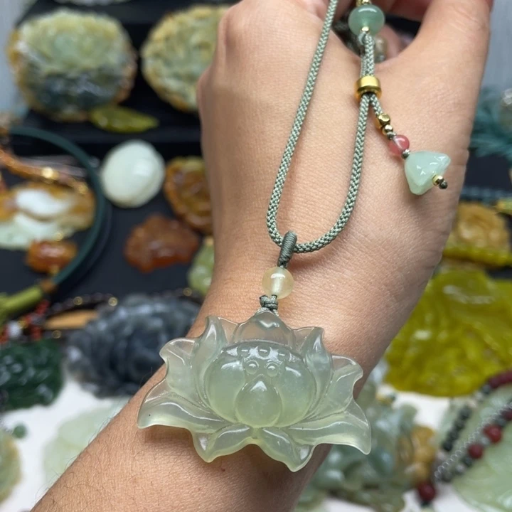 蛇纹石玉未镶嵌颈饰