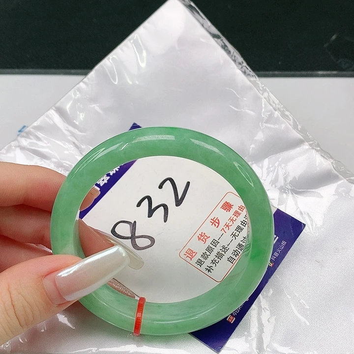 翡翠手镯未镶嵌翡翠手镯