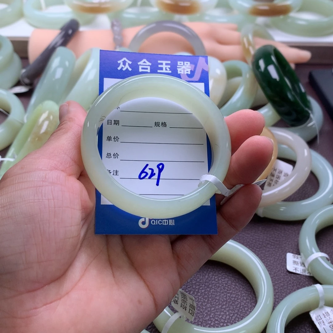 和田玉手镯未镶嵌