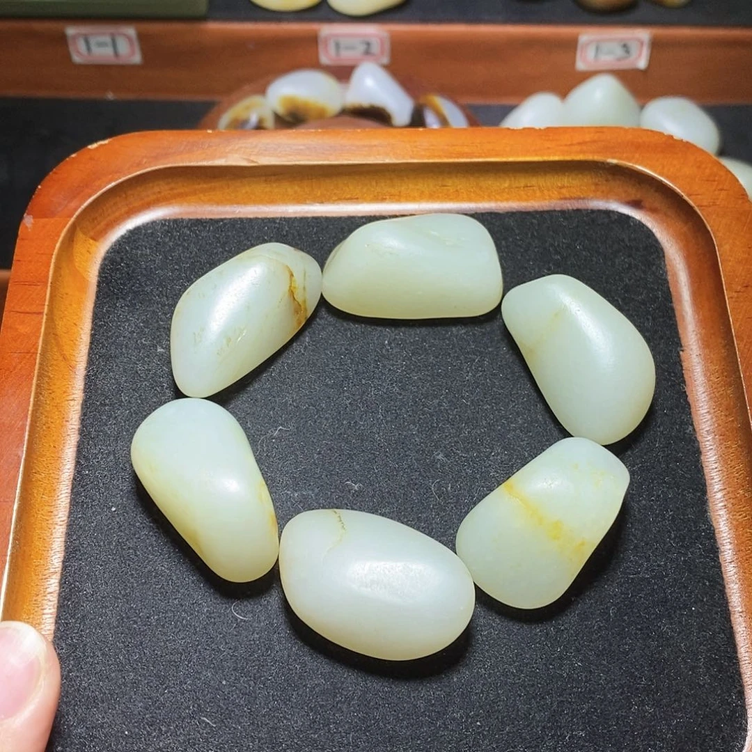 刘***匠和田玉未镶嵌手链