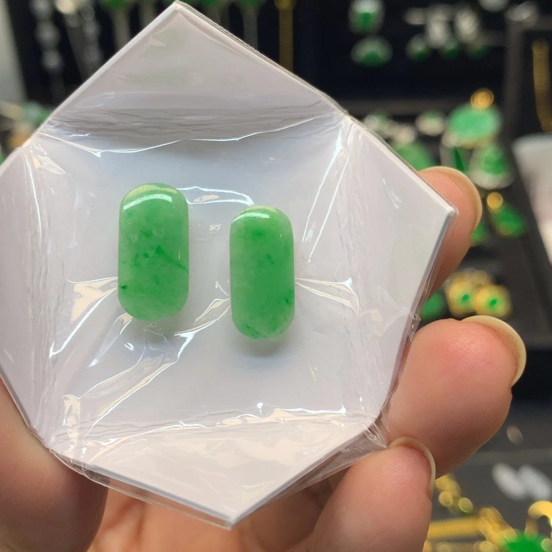 翡翠未镶嵌颈饰一对