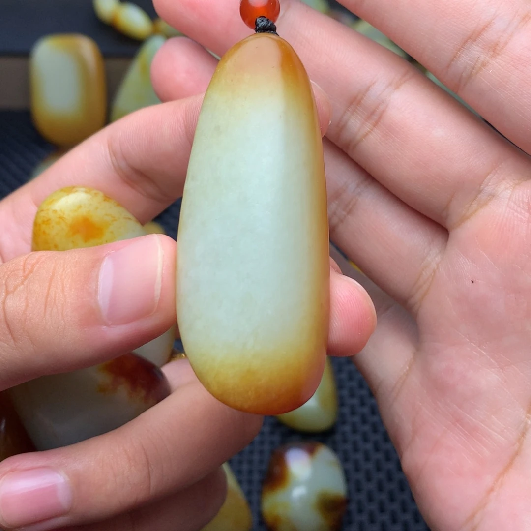 黄***朝和田玉未镶嵌颈饰