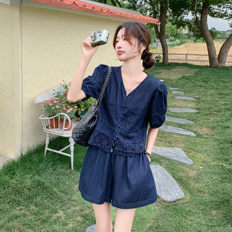 软牛仔蕾丝拼接上衣短裤两件套女夏2025超火独特绝美韩里韩气套装