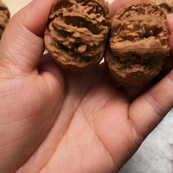 兜***。文玩核桃吊坠西瓜灯笼袖针织开