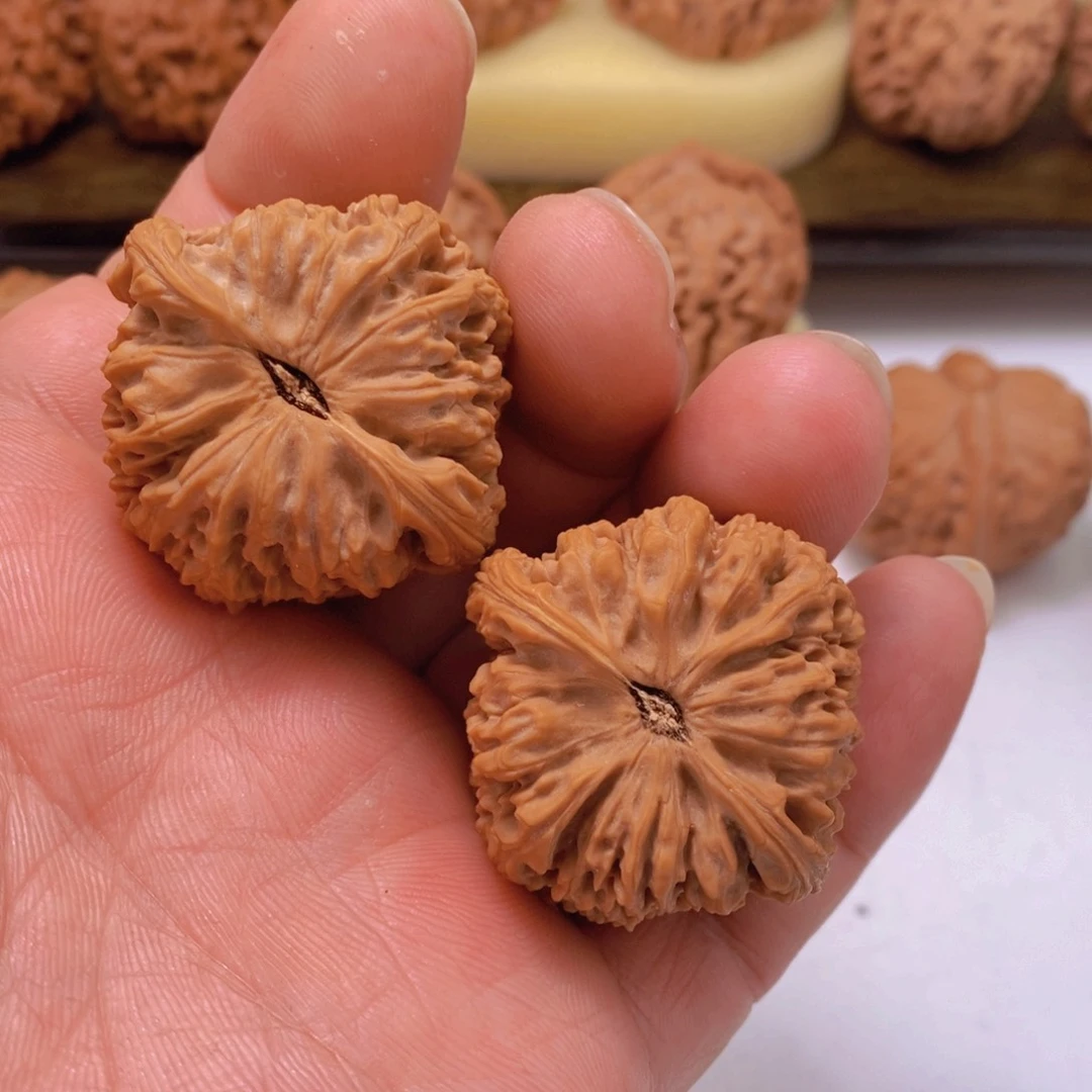 文玩核桃把件人**趟文玩核桃