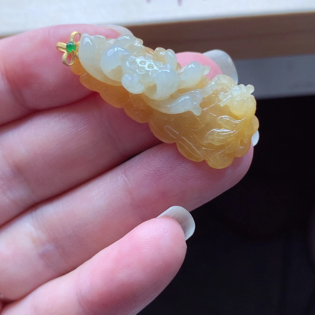 翡翠颈饰18K金镶嵌吊坠