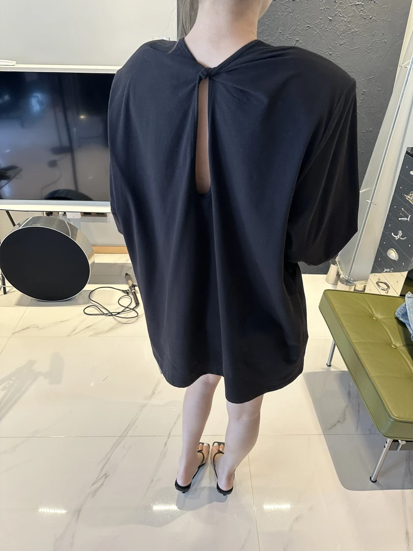 KIOKWANG//后背扭结镂空露背设计 圆领长袖宽松垫肩T恤上衣