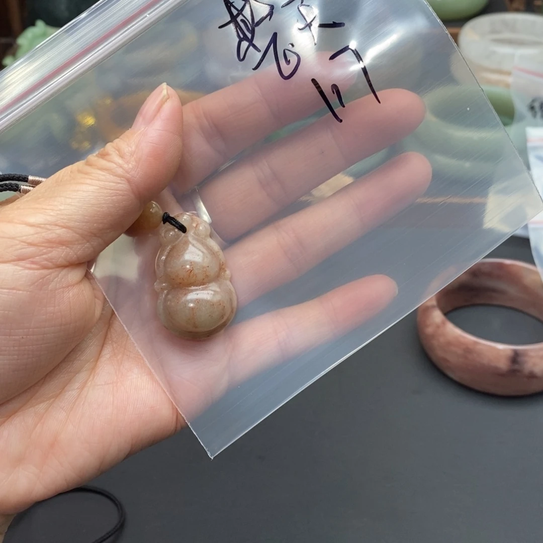 石英质玉吊坠未镶嵌整****?