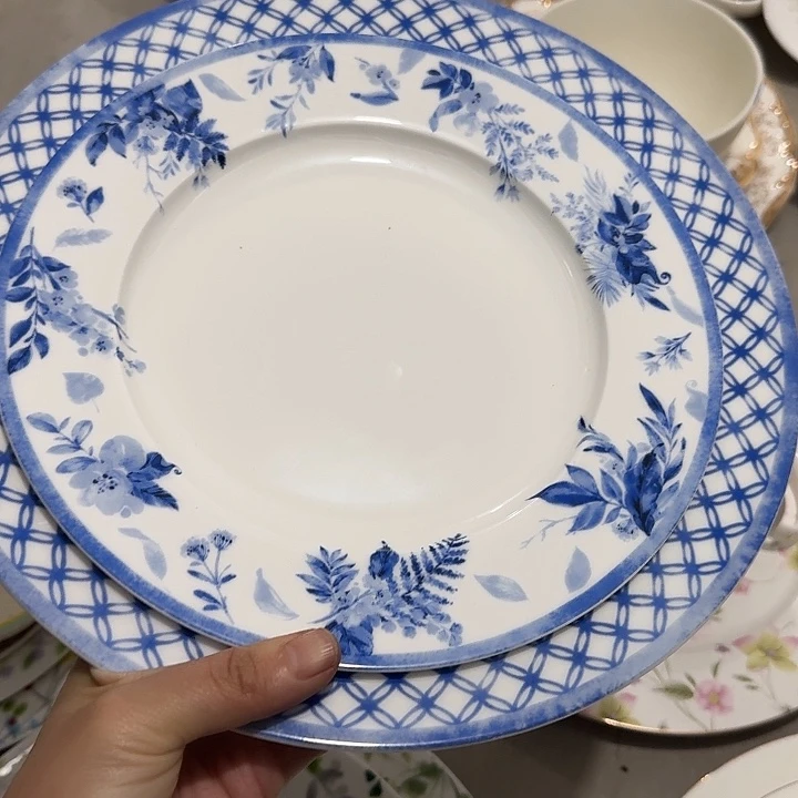 高骨釉中彩微瑕 小黑点 大盘加小盘一套