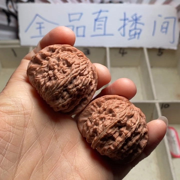 文玩核桃吊坠白狮子